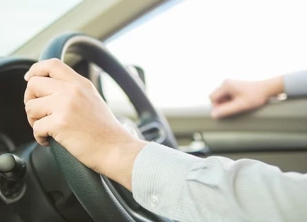 Как положение рук на руле раскрывает характер водителя