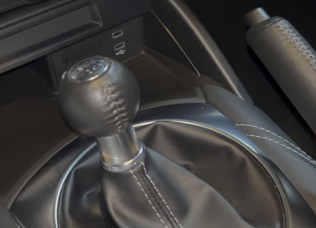 Зачем водители выжимают сцепление при выключении двигателя? Разбираем мифы и реальность