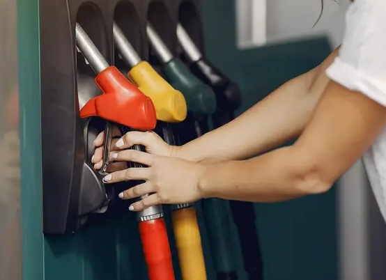 Где заправиться дешевле: сравнение цен на топливо по регионам России